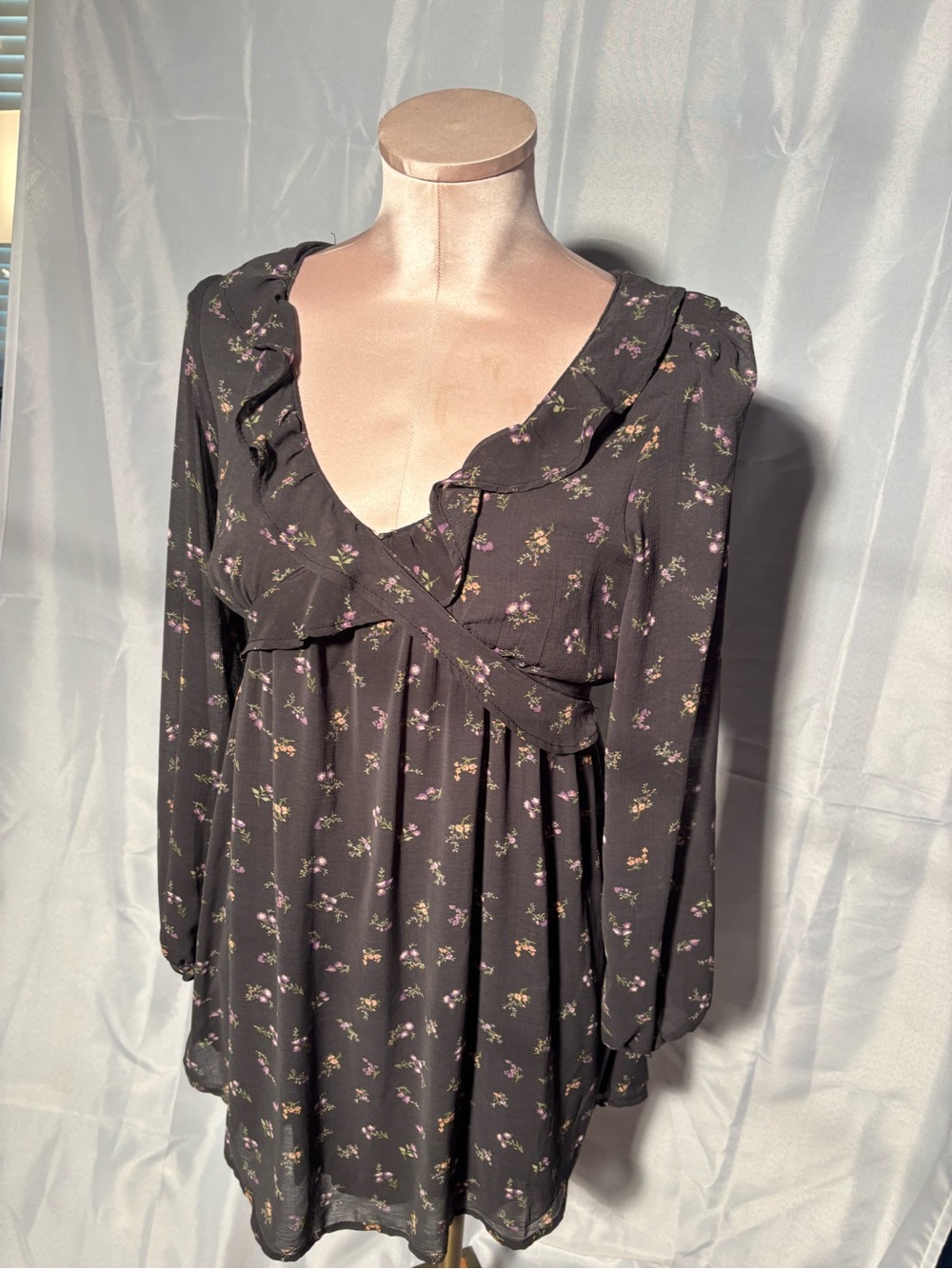 American Eagle Women's Floral Ruffle V-Neck Long Sleeve Top - Black